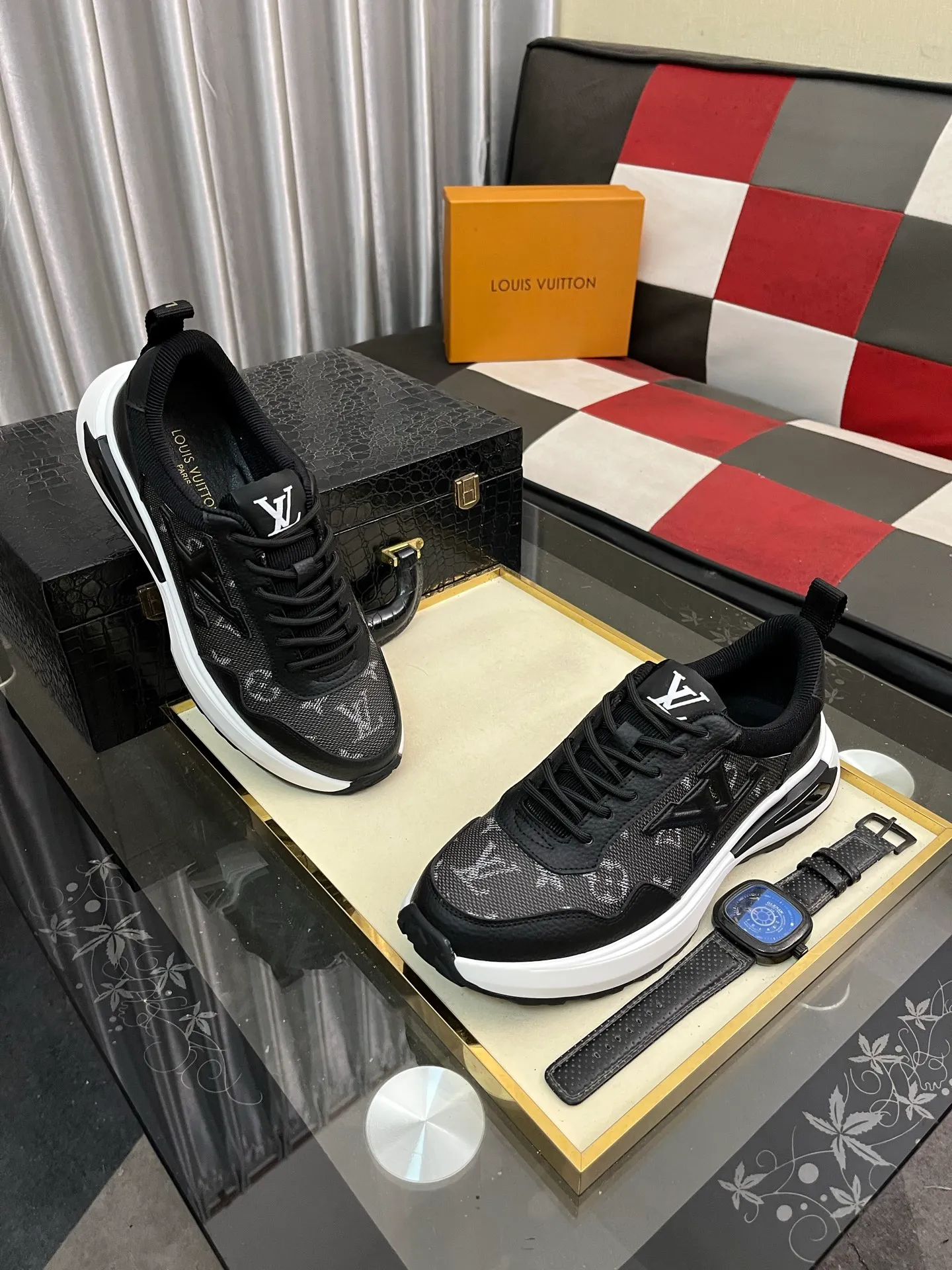 Men's shoes 💰458⌚️⌚️【LOUlS VUlTTON】Louis Vuitton ~ unique and casual style. LV counter purchasing 🏃casual shoes😍😍 Men's 2022 counters are on sale simultaneously, Italian imported brands select first-layer Italian cowhide. 🐑Sheepskin lining (refuses to discolor and rub feet) Sole: Original sole specially provided by the original factory 🎬Better in kind Size number: 38-443️⃣Colors available